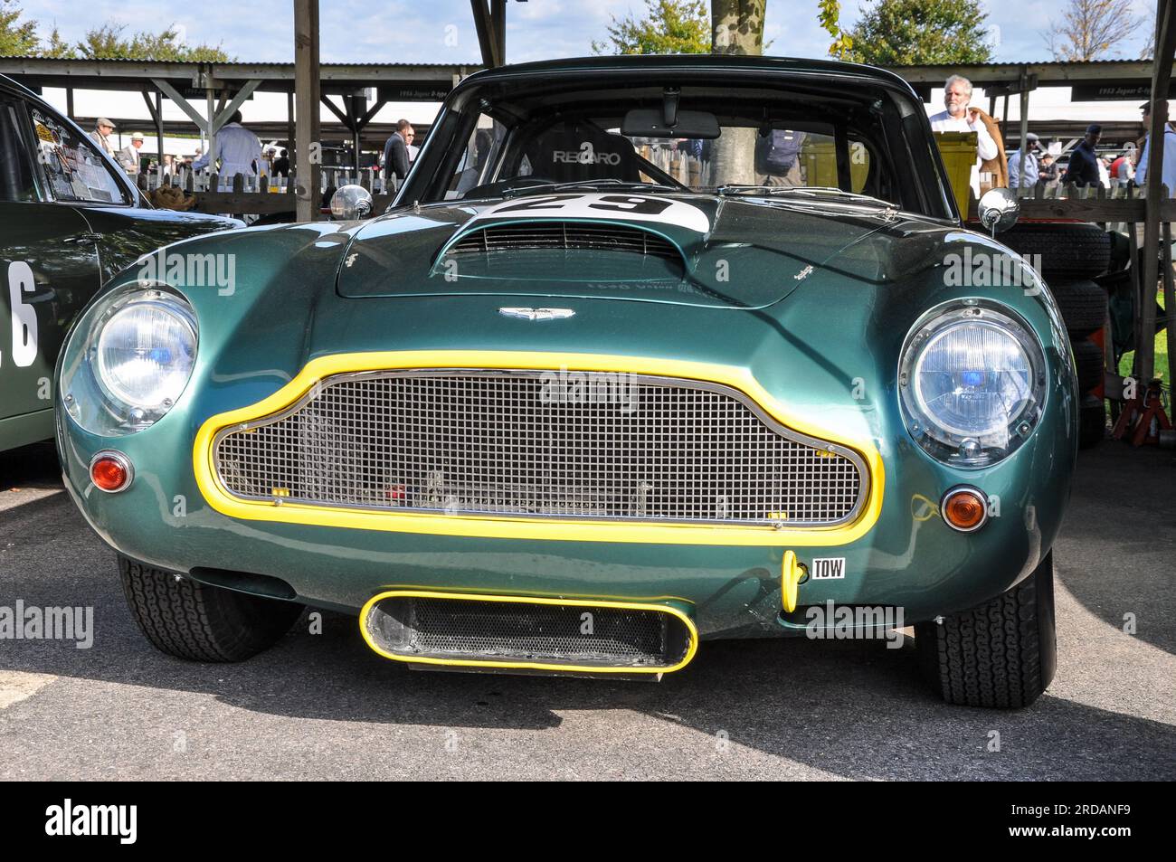 Aston Martin DB4 GT-Klassiker, Oldtimer, der bei der RAC Tourist Trophy auf dem Goodwood Revival-Oldtimer-Motorsport-Event in West Sussex, Großbritannien, antreten wird Stockfoto