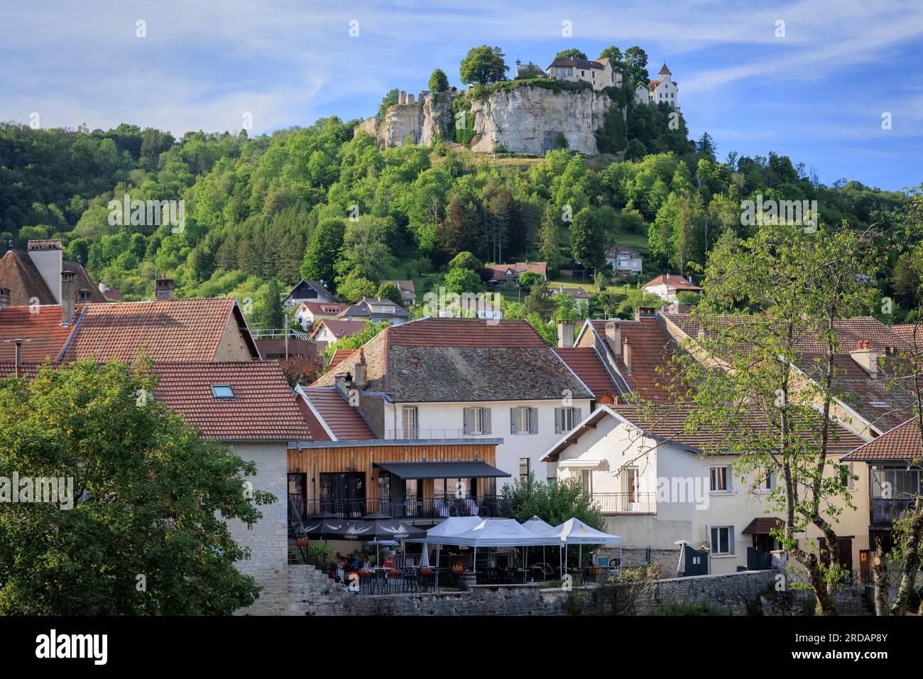 Le Chateau mit Blick auf Ornans Besancon Doubs Bourgogne-Franche-Comte Frankreich Stockfoto