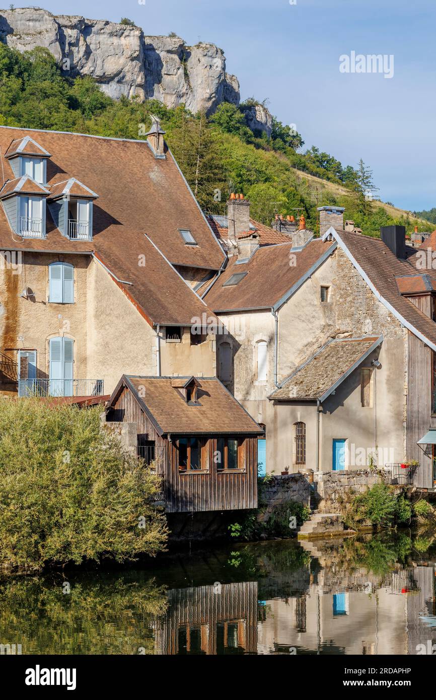 Häuser am Flussufer an der Le Loue, Ornans Besancon Doubs Bourgogne-Franche-Comte Frankreich Stockfoto