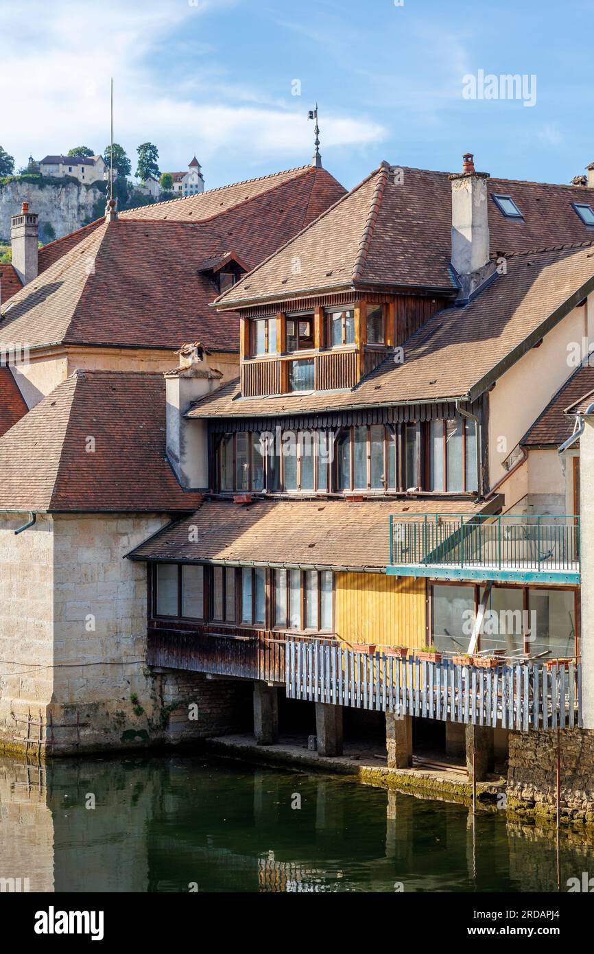 Häuser am Flussufer an der Le Loue, Ornans Besancon Doubs Bourgogne-Franche-Comte Frankreich Stockfoto