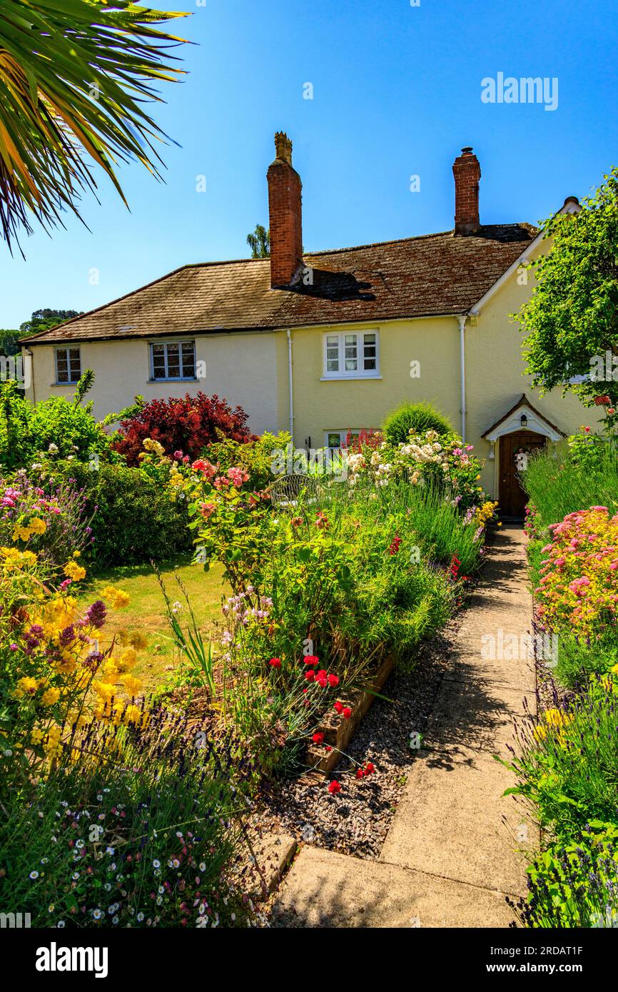 Ein traditioneller und farbenfroher Landhausgarten in Dunster, Somerset, England, Großbritannien Stockfoto