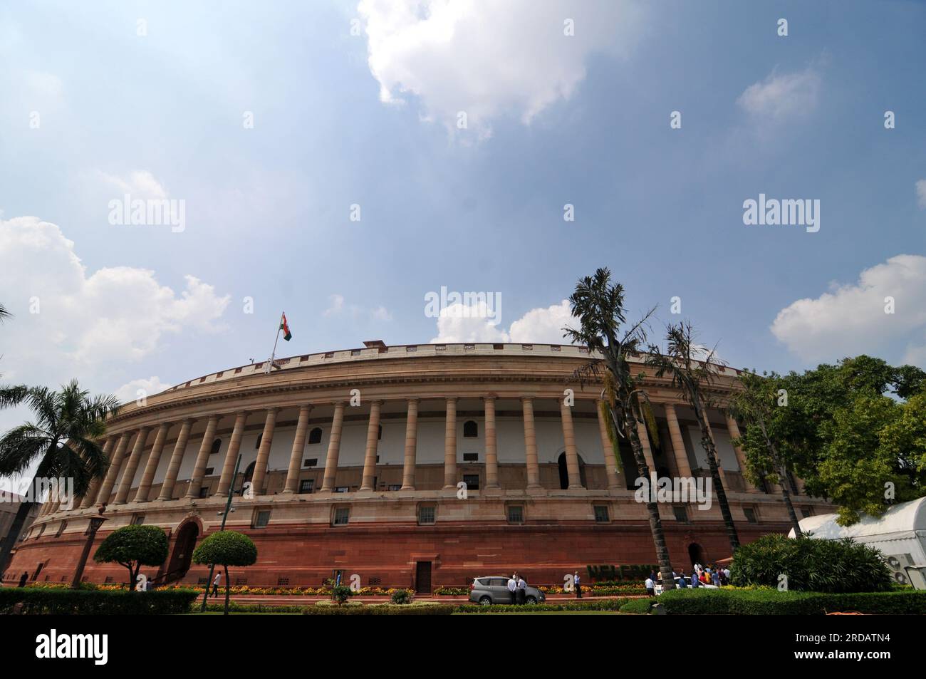 New Delhi, Delhi, Indien. 20. Juli 2023. Altes und neues Parlamentsgebäude am ersten Tag der Monsunsitzung in Neu-Delhi am Donnerstag, den 20. Juli 2023. Narendra Modi Thursday Photo by Ravi Batra/INDIA (Kreditbild: © Ravi Batra/ZUMA Press Wire) NUR ZUR REDAKTIONELLEN VERWENDUNG! Nicht für den kommerziellen GEBRAUCH! Stockfoto