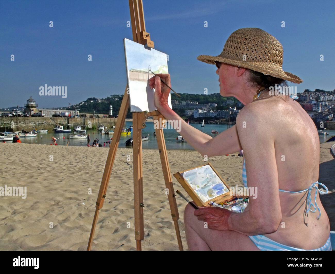 Ein Künstler malt den Hafen und die Anlegestelle, St Ives, Saint Ives , Cornwall, England, UK, TR26 1LP Stockfoto