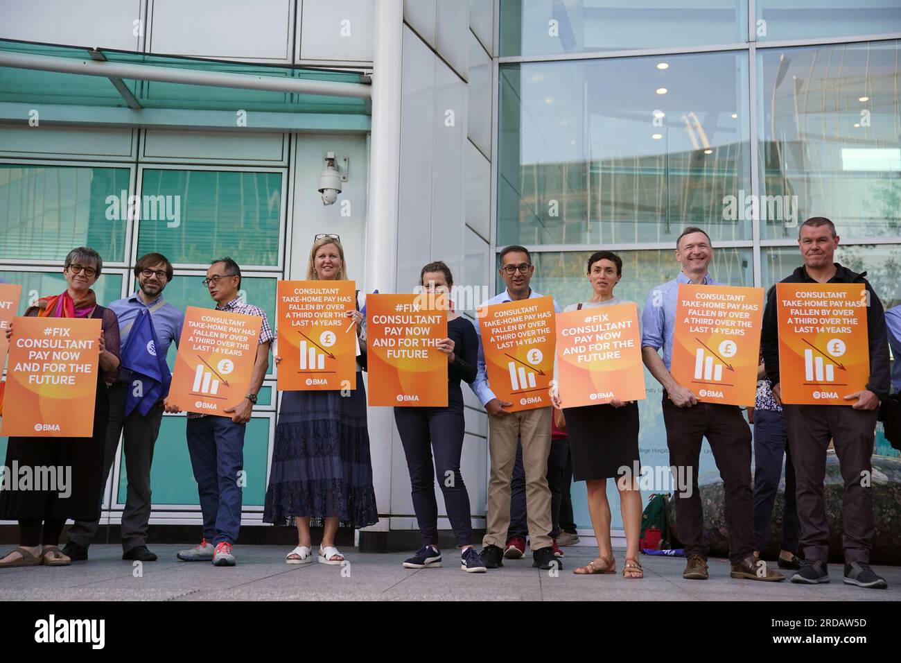 Medizinische Berater Mitglieder der British Medical Association (BMA) auf der Streikpostenlinie vor dem University College London (UCL) Krankenhaus als Berater in England zum ersten Mal seit mehr als einem Jahrzehnt Arbeitskampf. Foto: Donnerstag, 20. Juli 2023. Stockfoto