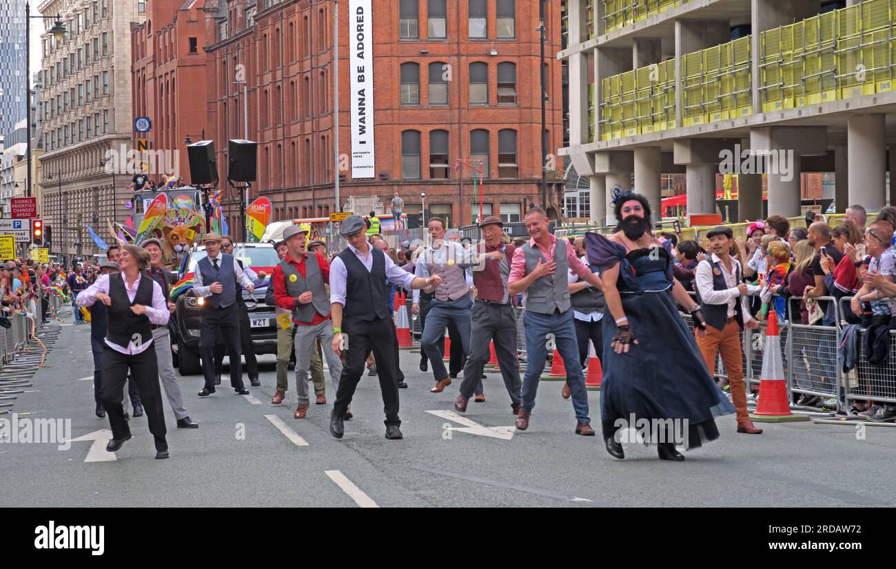 Tänzer bei der Manchester Pride Festival Parade, 36 Whitworth Street, Manchester, England, Großbritannien, M1 3NR Stockfoto