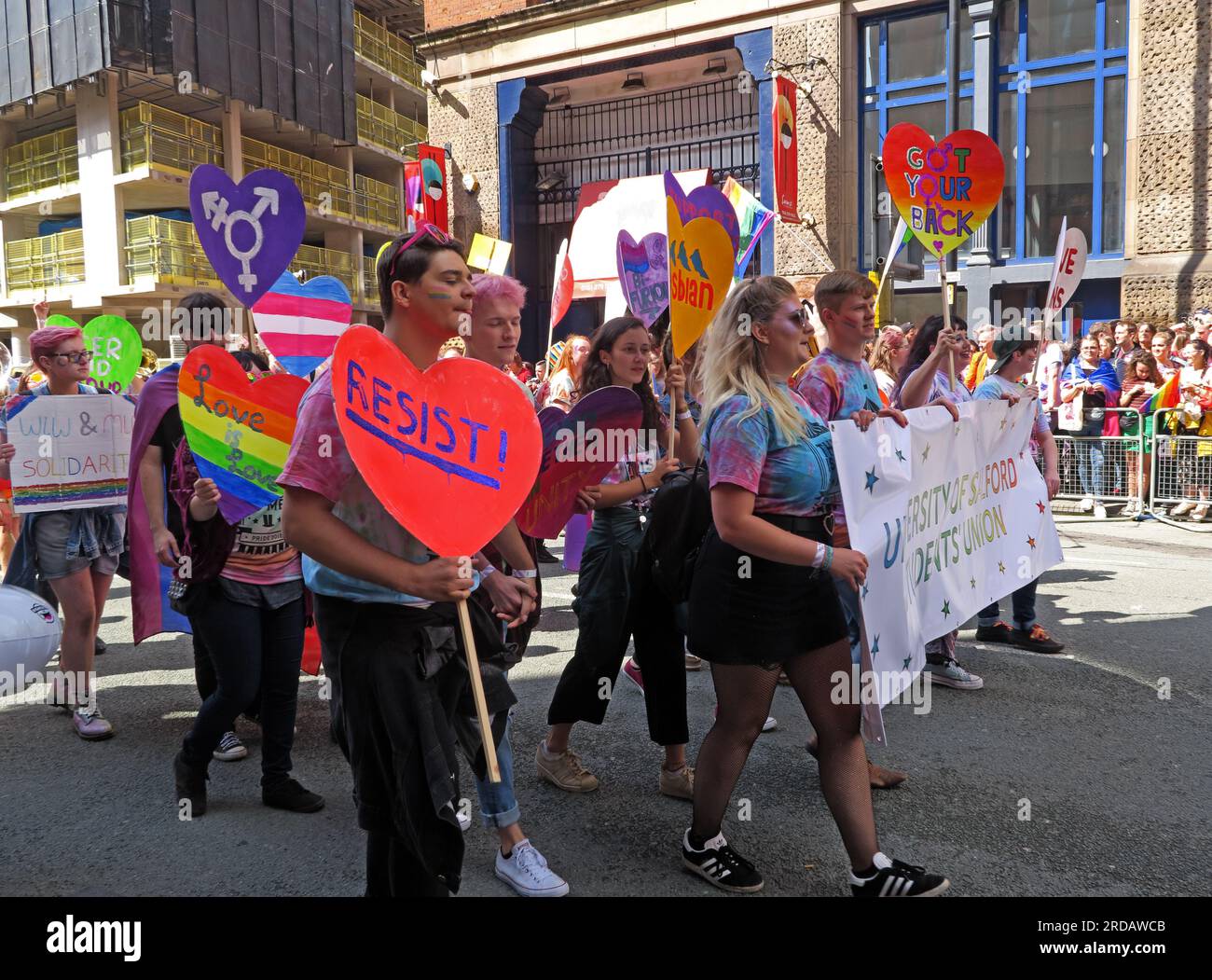 Salford Studentenvereinigung bei der Manchester Pride Festival Parade, 36 Whitworth Street, Manchester, England, Großbritannien, M1 3NR Stockfoto