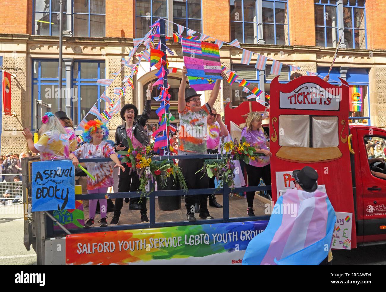Salford Youth Service LGBTQ bei der Manchester Pride Festival Parade, 36 Whitworth Street, Manchester, England, Großbritannien, M1 3NR Stockfoto