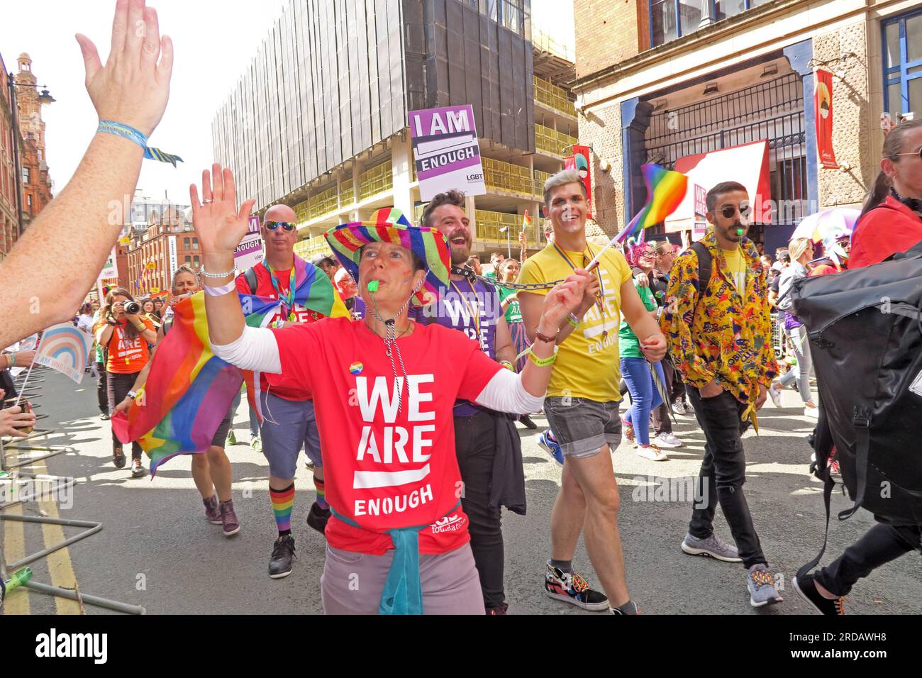 Wir sind genug, ich bin genug bei der Manchester Pride Festival Parade, 36 Whitworth Street, Manchester, England, UK, M1 3NR Stockfoto