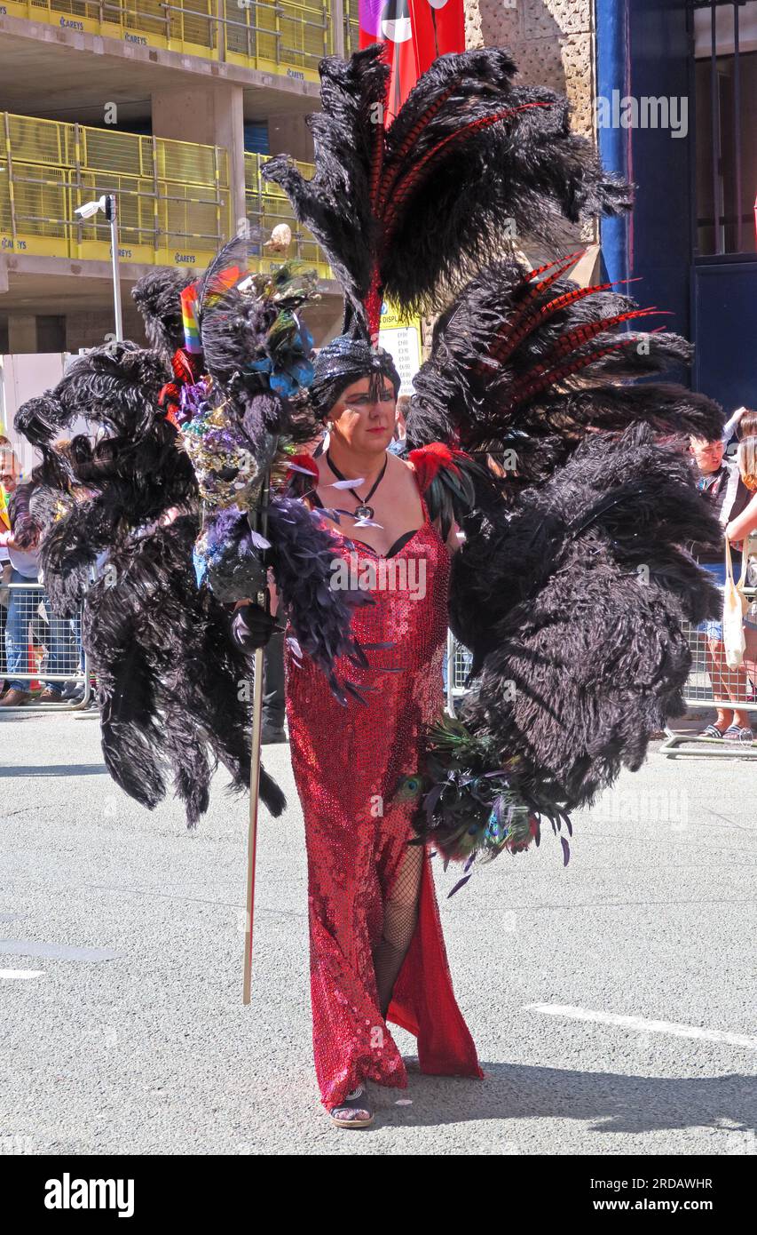 Drag Queen in Schwarz und Rot bei der Manchester Pride Festival Parade, 36 Whitworth Street, Manchester, England, Großbritannien, M1 3NR Stockfoto