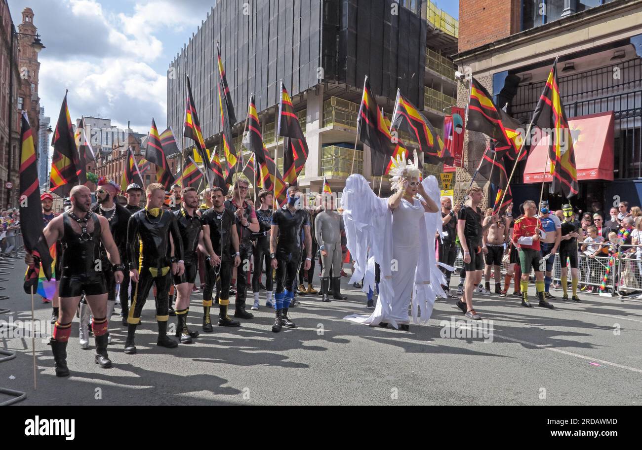 Lederjungen und Drag Queen bei der Manchester Pride Festival Parade, 36 Whitworth Street, Manchester, England, Großbritannien, M1 3NR Stockfoto