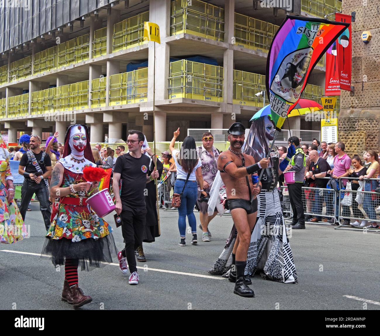 Schwestern des Perpetual Indulgence bei der Manchester Pride Festival Parade, 36 Whitworth Street, Manchester, England, Großbritannien, M1 3NR Stockfoto