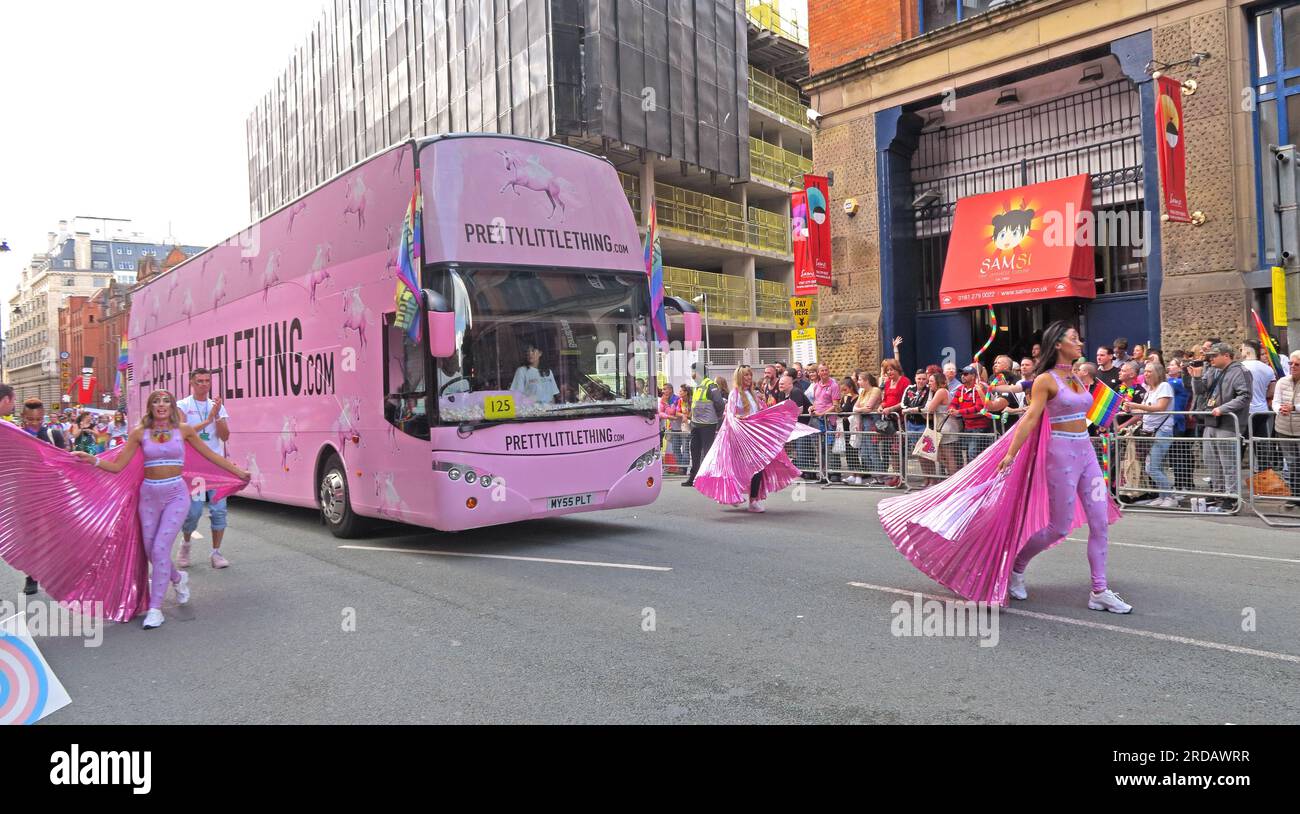 Pink Bus PrettyLittleThing at Manchester Pride Festival Parade, 36 Whitworth Street, Manchester, England, UK, M1 3NR Stockfoto