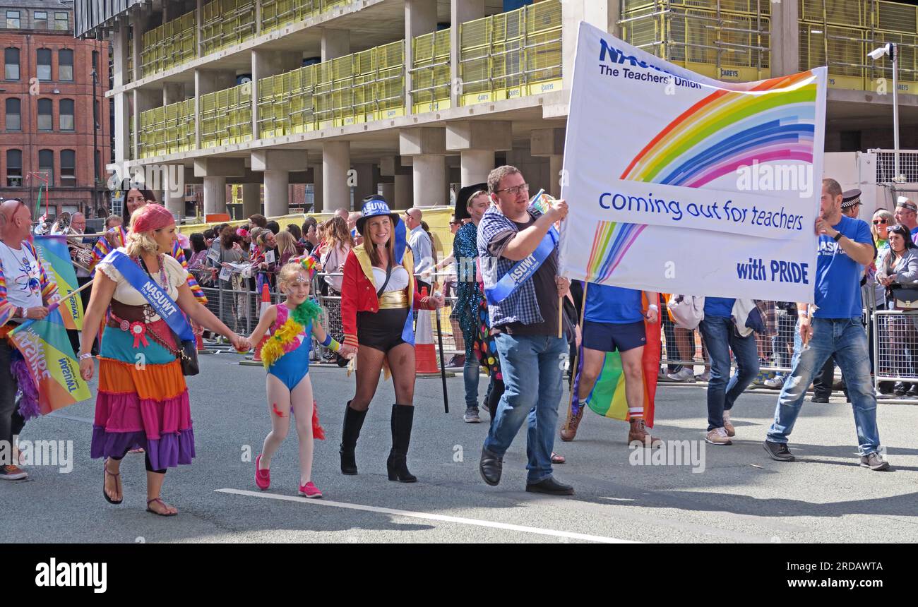 NASUWT-Lehrergewerkschaft bei der Manchester Pride Festival Parade, 36 Whitworth Street, Manchester, England, Großbritannien, M1 3NR Stockfoto