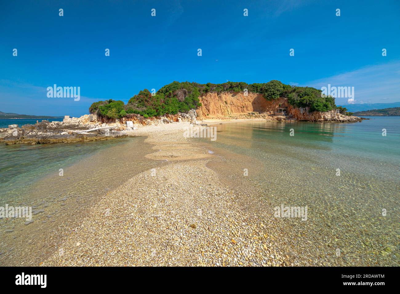 Ksamil Twin Islands sind zwei kleine Inseln vor der Küste von Ksamil, Albanien. Die Inseln sind durch eine schmale Sandbank miteinander verbunden und für sie bekannt Stockfoto