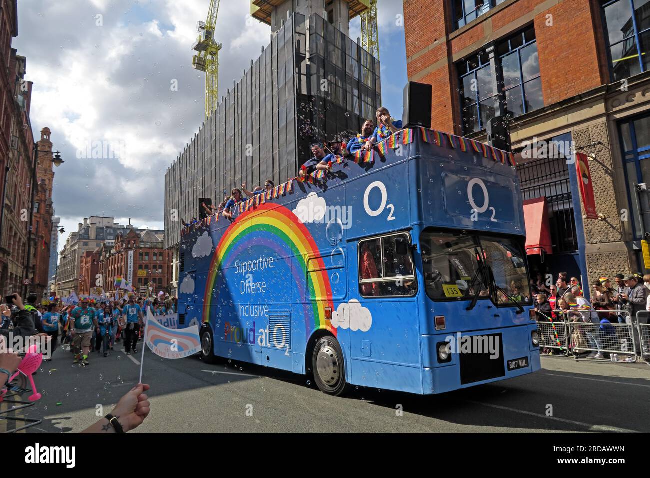 O2 unterstützend, vielfältig, inklusive bei der Manchester Pride Festival Parade, 36 Whitworth Street, Manchester, England, Großbritannien, M1 3NR Stockfoto