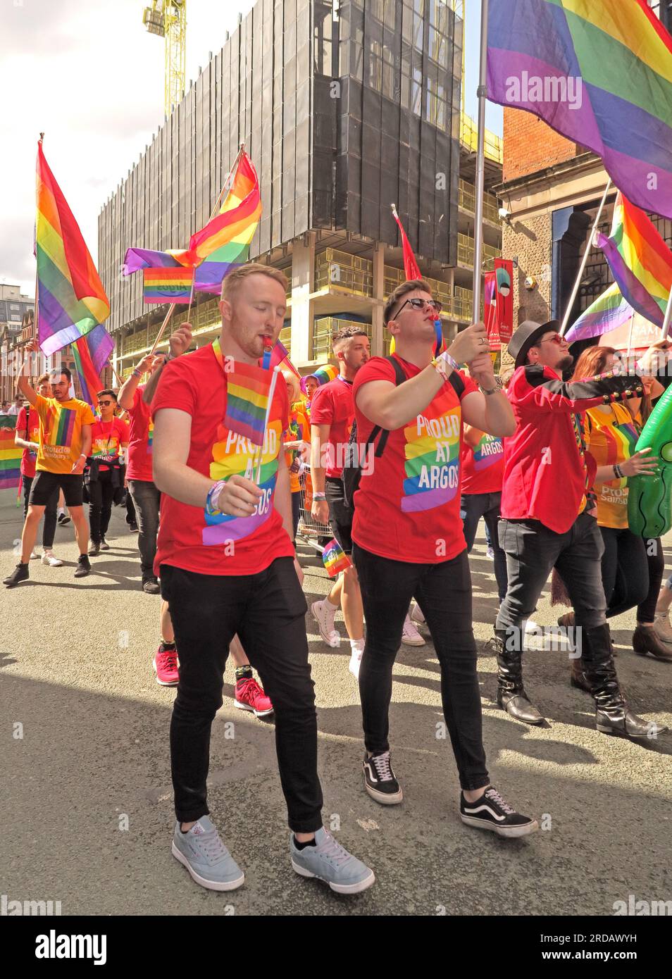 Stolz auf Argos bei der Manchester Pride Festival Parade, 36 Whitworth Street, Manchester, England, Großbritannien, M1 3NR Stockfoto