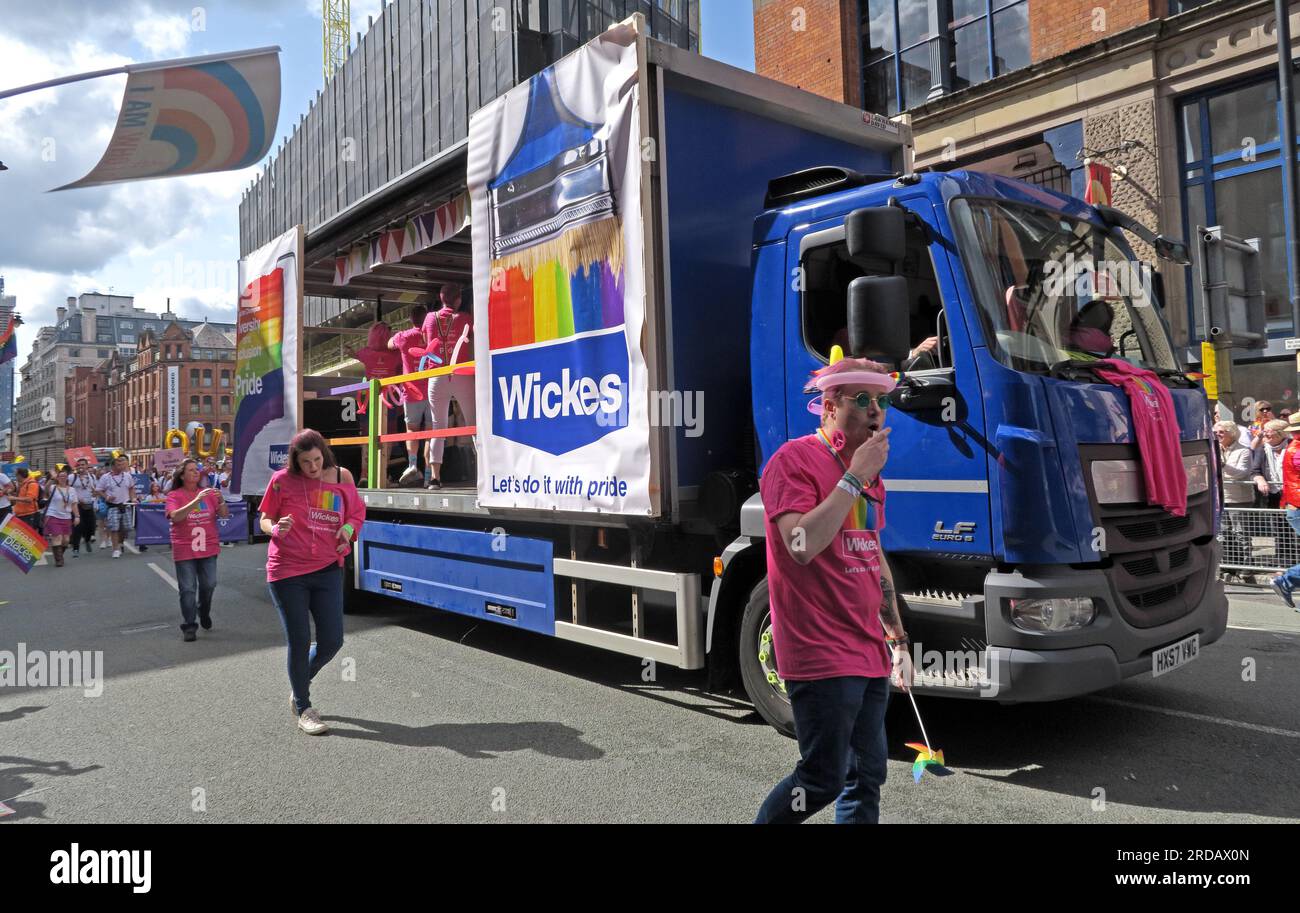 Wickes macht es mit Stolz – auf der Manchester Pride Festival Parade, 36 Whitworth Street, Manchester, England, Großbritannien, M1 3NR Stockfoto