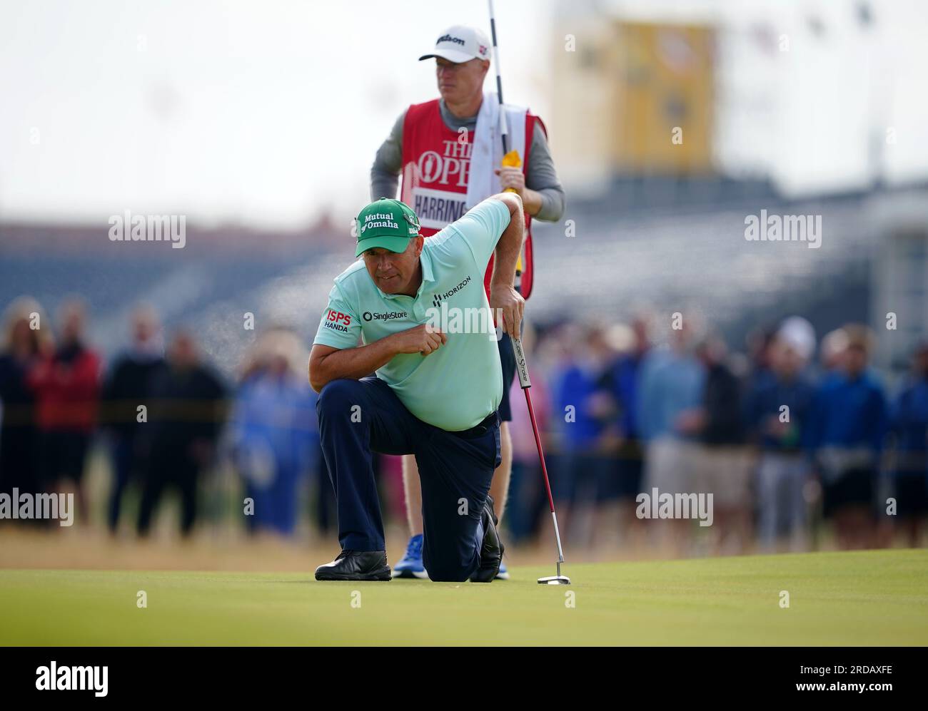 Der irische Padraig Harrington stellt am ersten Tag der Open im Royal Liverpool, Wirral, einen Putt auf dem 1. Green auf. Foto: Donnerstag, 20. Juli 2023. Stockfoto