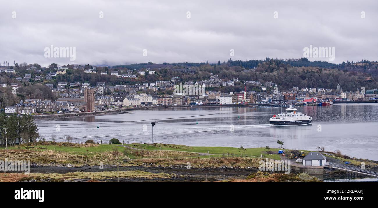 Eine Calmac-Fähre nähert sich Oban im Sound of Kerrera Stockfoto