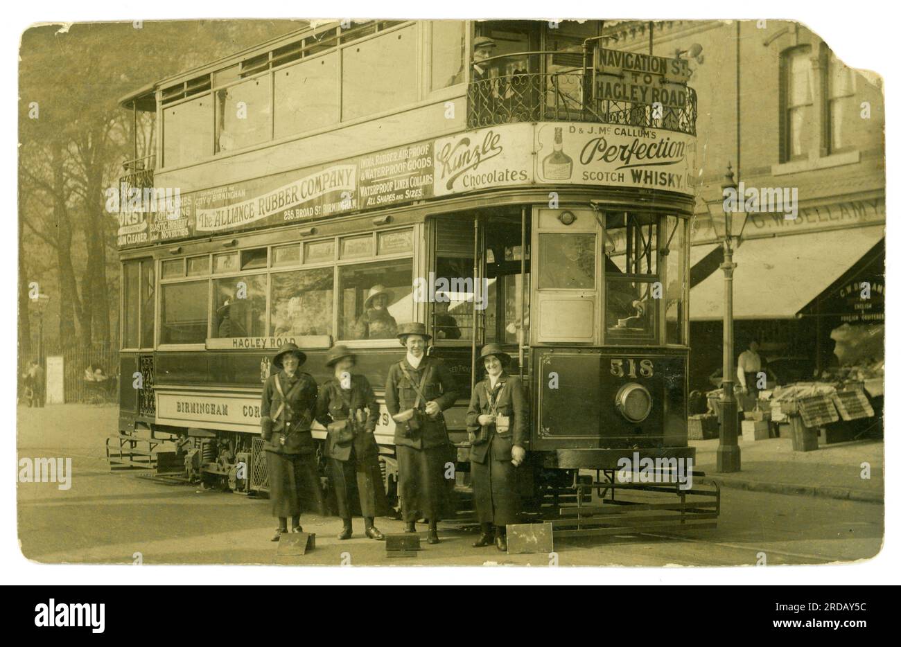 Originale Postkarte aus der WW1. Epoche mit weiblichen Straßenbahnleitern, möglicherweise neuen Rekruten, glücklich und lächelnd, arbeiten im Dienst als Straßenbahndirigenten, die den Kriegsanstrengungen halfen, auf der Hagley Road Straßenbahn, die Straßenbahnlinie von der Navigation Street zur Hagley Road Die Postkarte wurde von Smethwick (an der Straßenbahnlinie), West Midlands, Birmingham, Staffordshire, England, Großbritannien, abgeschickt. Betrieben von der Birmingham and Midland Tramways Ltd Veröffentlicht/datiert 23. Oktober 1915 Stockfoto