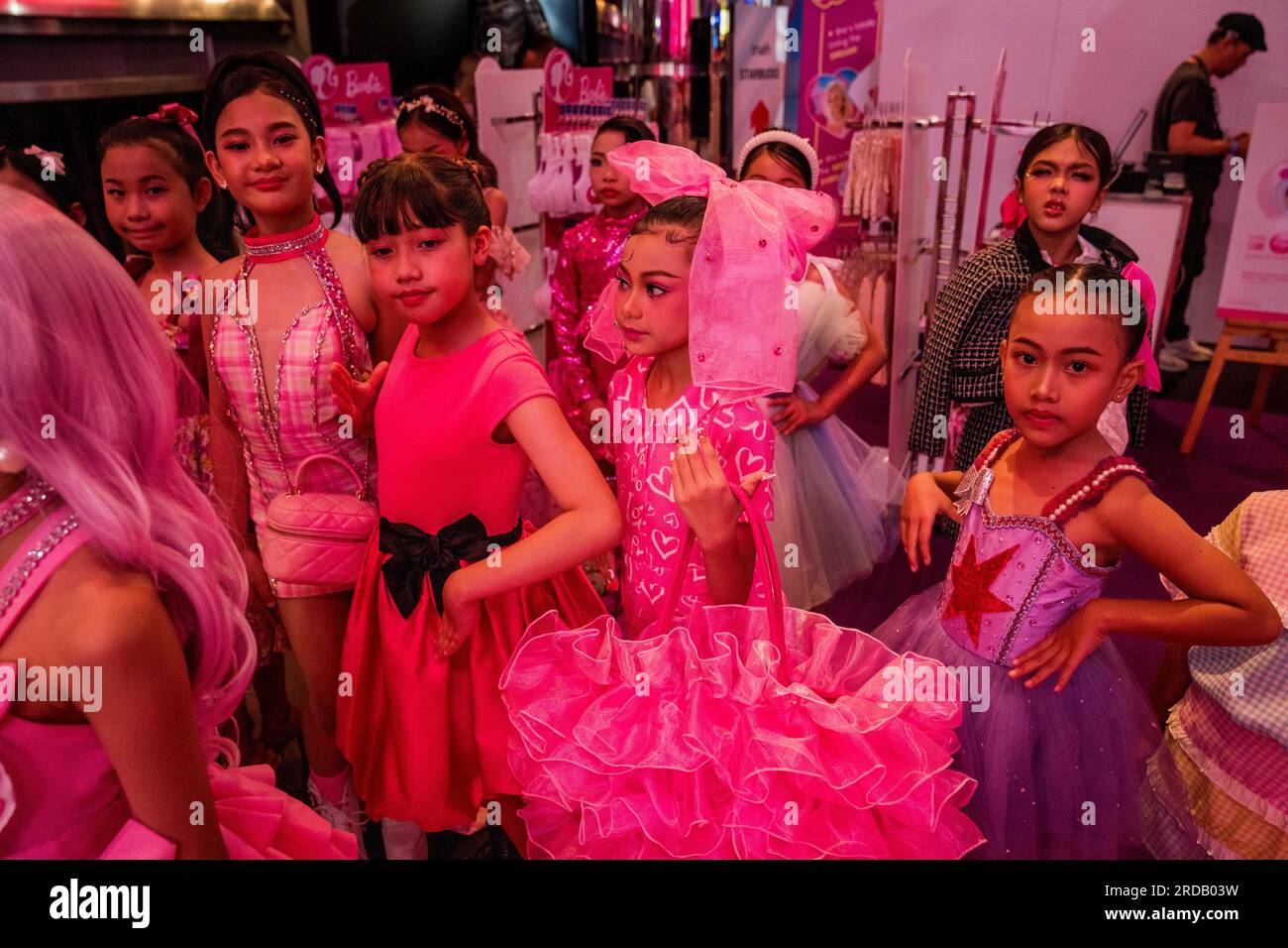Bangkok, Thailand. 20. Juli 2023. Die Mädchen machen sich bereit, Backstage bei der „Barbie“-Filmpremiere in Bangkok zu spielen. Fans und Künstler besuchen am 19. Juli 2023 auf der Siam Paragon Cineplex die exklusive Premiere von „Barbie“ auf dem pinkfarbenen Teppich. Kredit: Matt Hunt/Neato/Alamy Live News Stockfoto