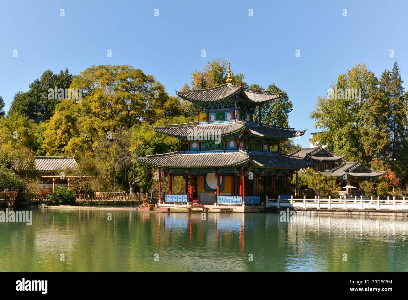 Pagode auf dem See des Schwarzen Drachen in Lijiang, umgeben von Bäumen. November 2019 Stockfoto