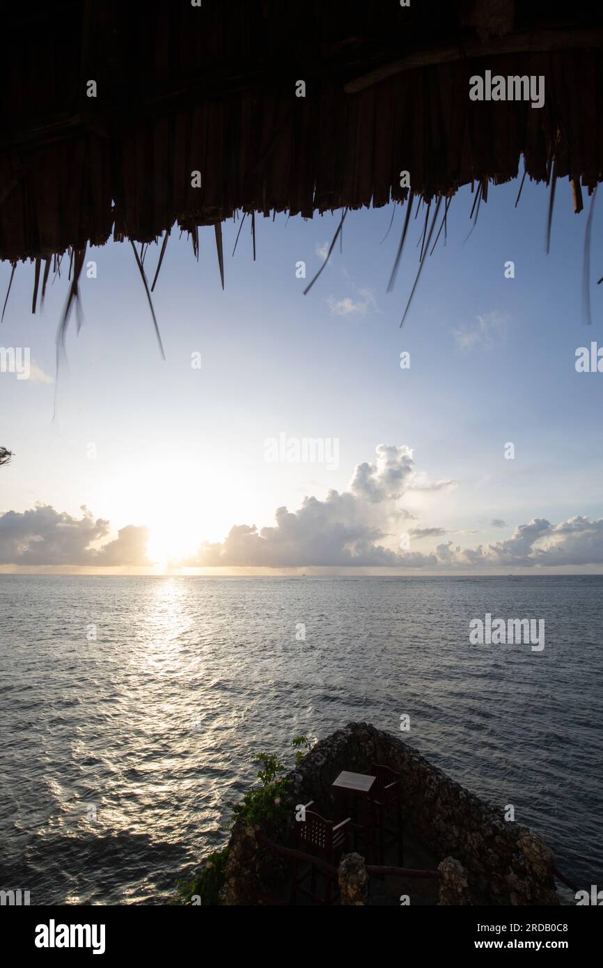 Küste kenia mombasa, Sonnenaufgang auf dem Meer. Indischer Ozean bei Sonnenaufgang, Palmen und Blick auf den Horizont. Wunderschöner Morgen am Strand Stockfoto