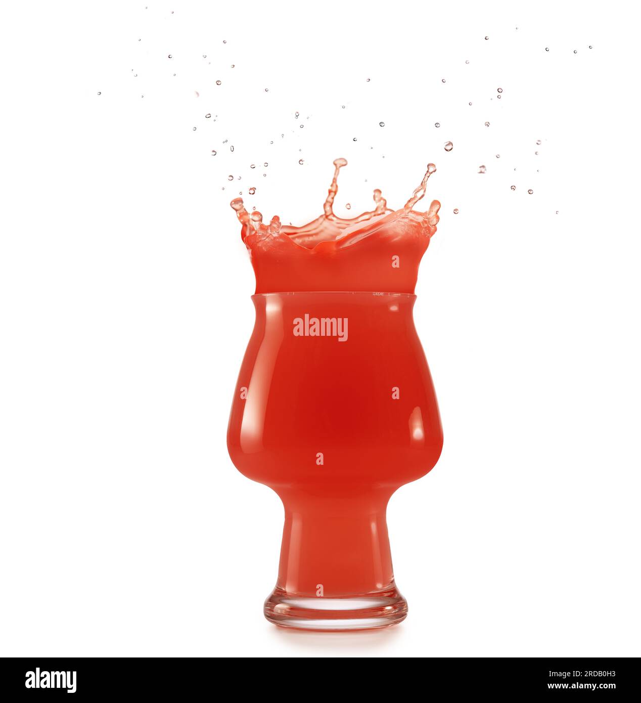 Glas voll mit roter Flüssigkeit, die auf weißem Hintergrund herausspritzt Stockfoto