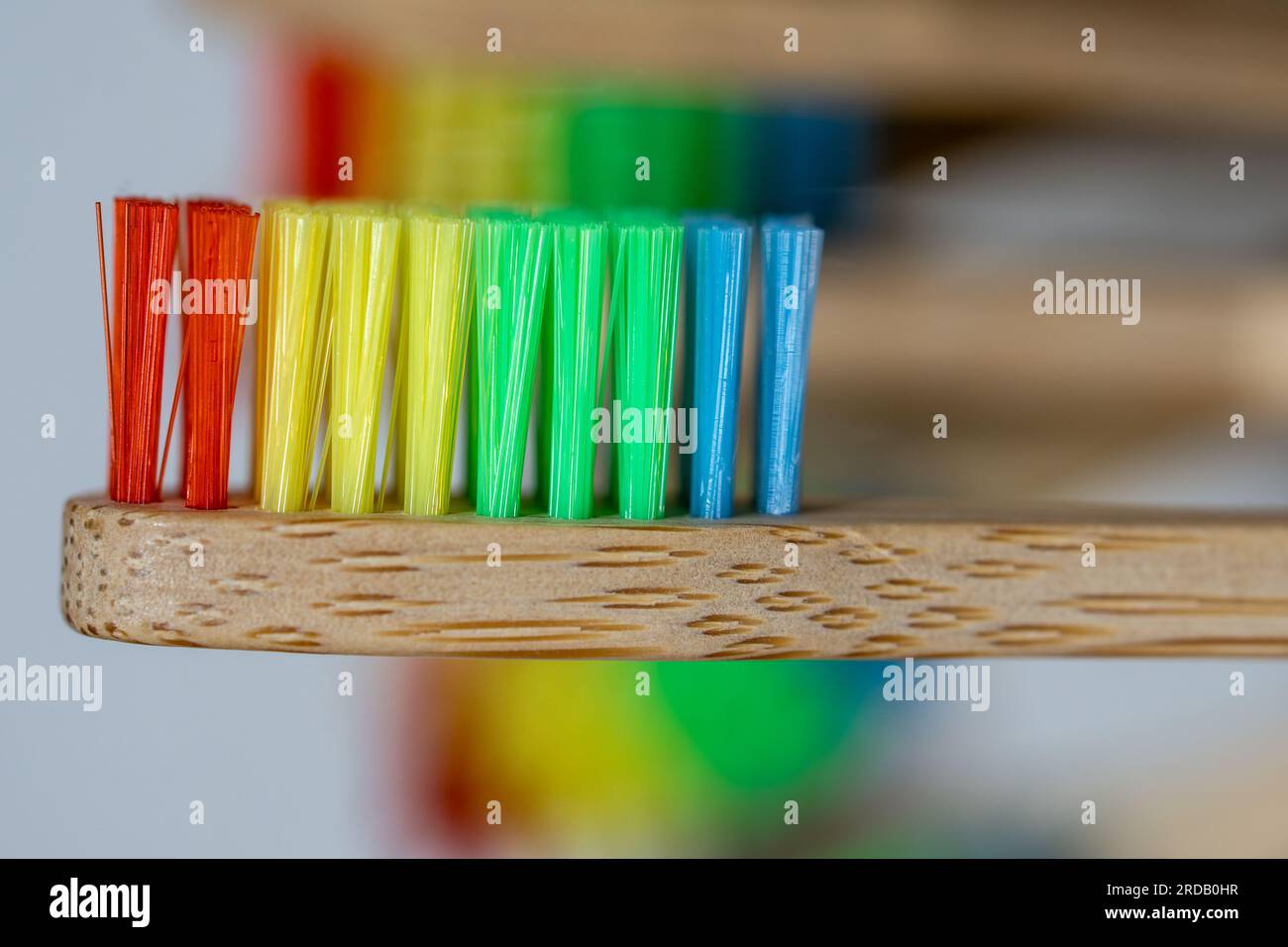 Umweltfreundliche Zahnbürsten aus Bambus mit recycelten Kunststoffborsten in verschiedenen Farben Stockfoto