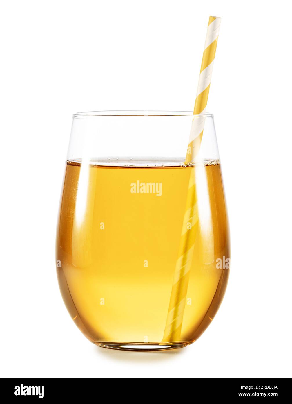 Studioaufnahme von Apfelsaft oder Zitronentee in einem Glas mit Papierstroh, isoliert auf weißem Hintergrund. Stockfoto