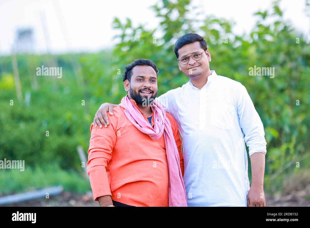 Zwei indische Farmer stehen auf der Farm, glücklicher Farmer, Brüder Stockfoto