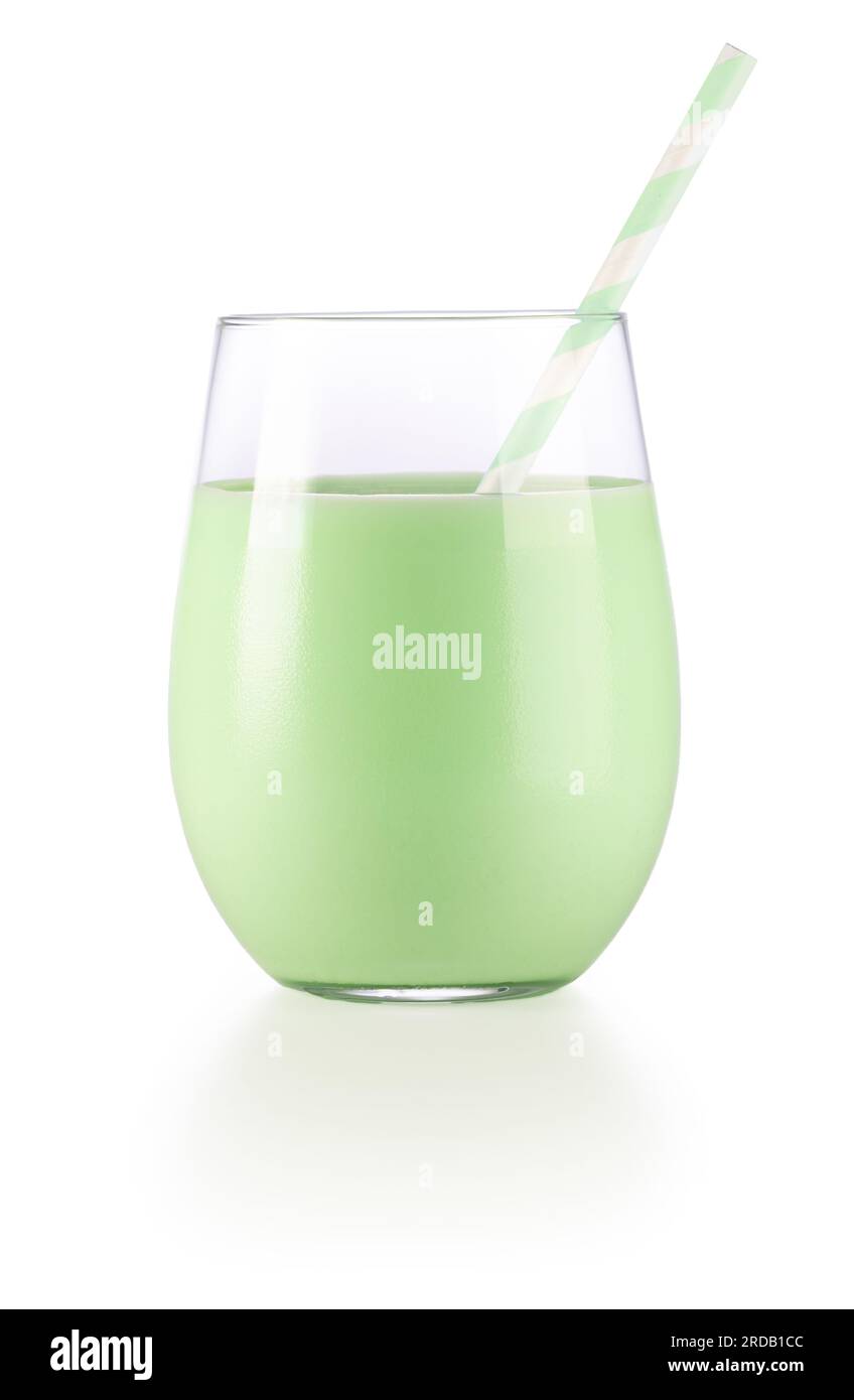 Ein Glas Minzmilch mit Papierstroh, isoliert auf weißem Hintergrund. Ein echtes Studiofoto. Stockfoto