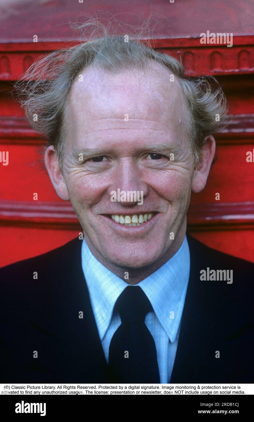 Gordon Jackson. 19. dezember 1023 bis 15. januar 1990. Am besten erinnerte sich der schottische Schauspieler an seine Rolle als Butler der Bellamys, Angus Hudson in der beliebten tv-Serie Oben, unten, die zwischen 1971 und 1975 im fernsehen lief, insgesamt 68 Folgen. Und in der Rolle von George Cowley, dem Leiter von CI5 in der tv-Serie, die Profis in allen 57 Episoden der Sendung von 1977 bis 1983, obwohl die Dreharbeiten 1981 beendet wurden. Im Dezember 1989 wurde bei ihm Knochenkrebs diagnostiziert, er starb am 15. januar 1990 im Alter von 66 Jahren. Foto im november 1975 von Kristoffersson. Stockfoto