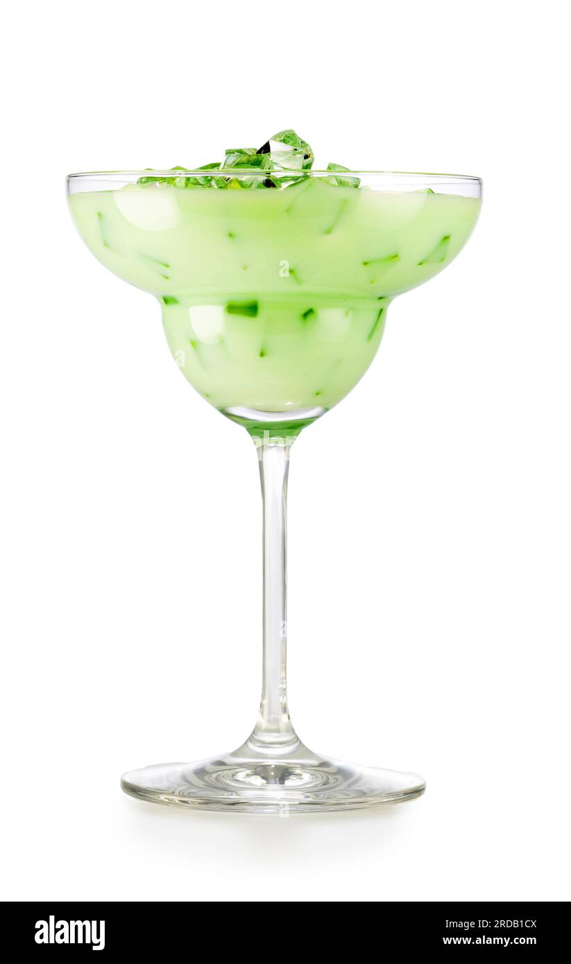 Leckerer eisgrüner Cocktail, serviert in margarita-Glas. Studioaufnahme eines erfrischenden alkoholischen Getränks oder Matcha Latte isoliert auf weißem Hintergrund. Stockfoto