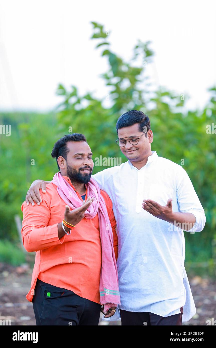 Zwei indische Farmer stehen auf der Farm, glücklicher Farmer, Brüder Stockfoto