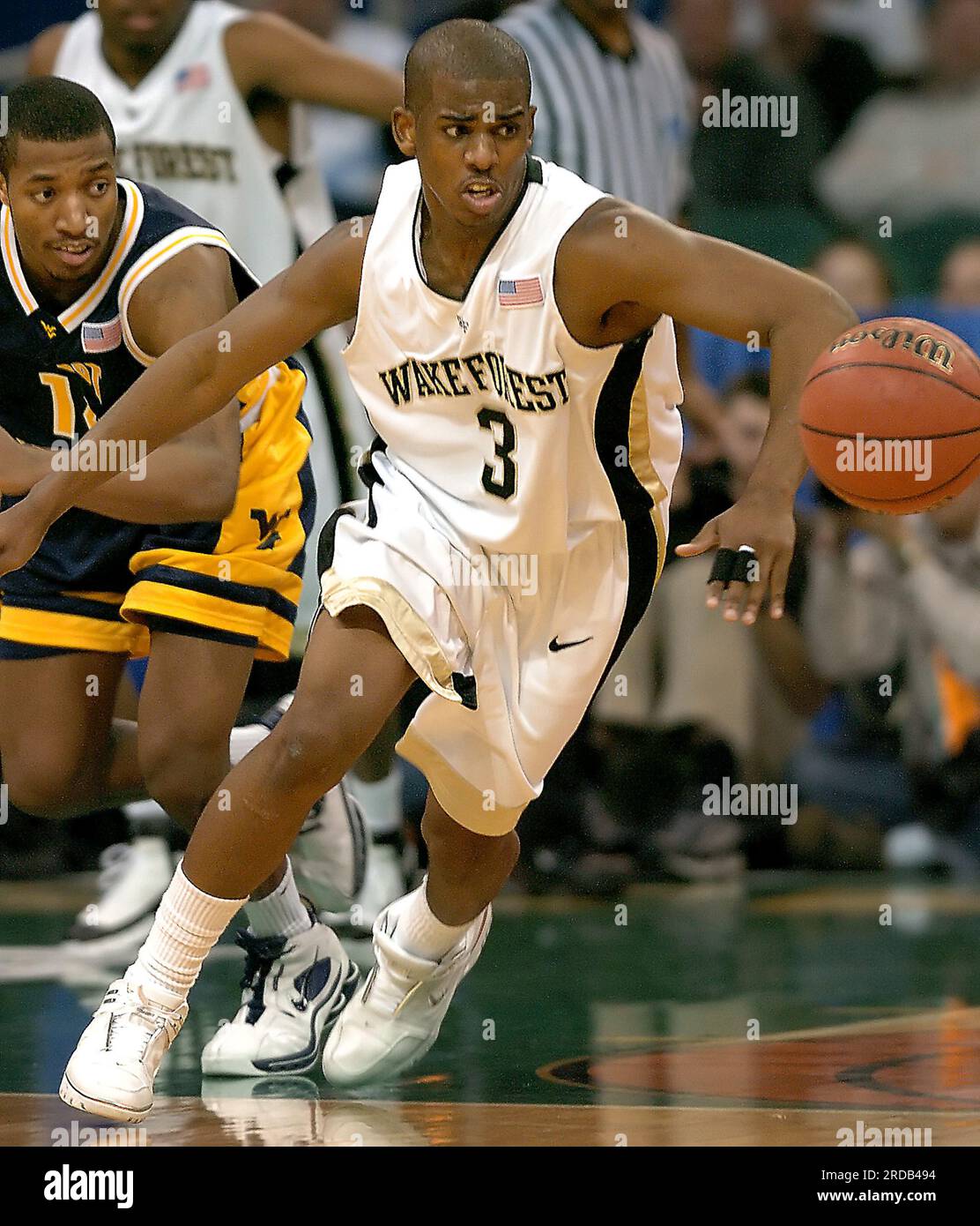 Cleveland, USA. 19. März 2005. Chris Paul von Wake Forest jagt nach einem lockeren Ball, während Darris Nichols aus West Virginia bei ihrem NCAA-Turnier in der zweiten Runde am Samstag, den 19. März 2005 in Cleveland zusieht. (Foto: Jeff Siner/The Charlotte Observer/TNS/Sipa USA) Guthaben: SIPA USA/Alamy Live News Stockfoto