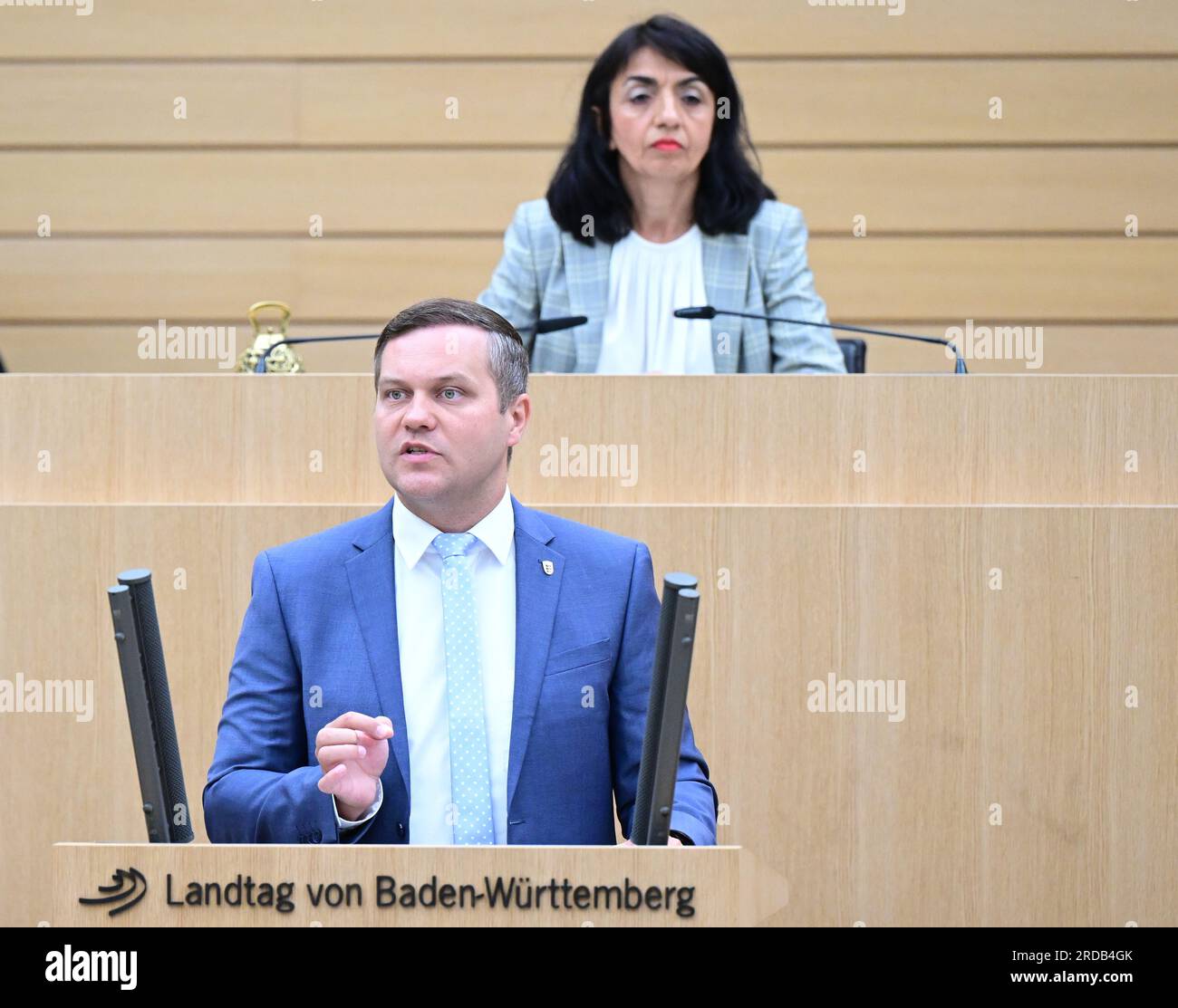 Stuttgart, Deutschland. 20. Juli 2023. Anton Baron, Mitglied des Landesparlaments von Baden-Württemberg, spricht während einer Debatte über die Kriminalität im Freiluft-Schwimmbad im Plenum. Im Hintergrund: Muhterem Aras, Bündnis 90/die Grünen), Präsident des Landesparlaments von Baden-Württemberg. Kredit: Bernd Weißbrod/dpa/Alamy Live News Stockfoto