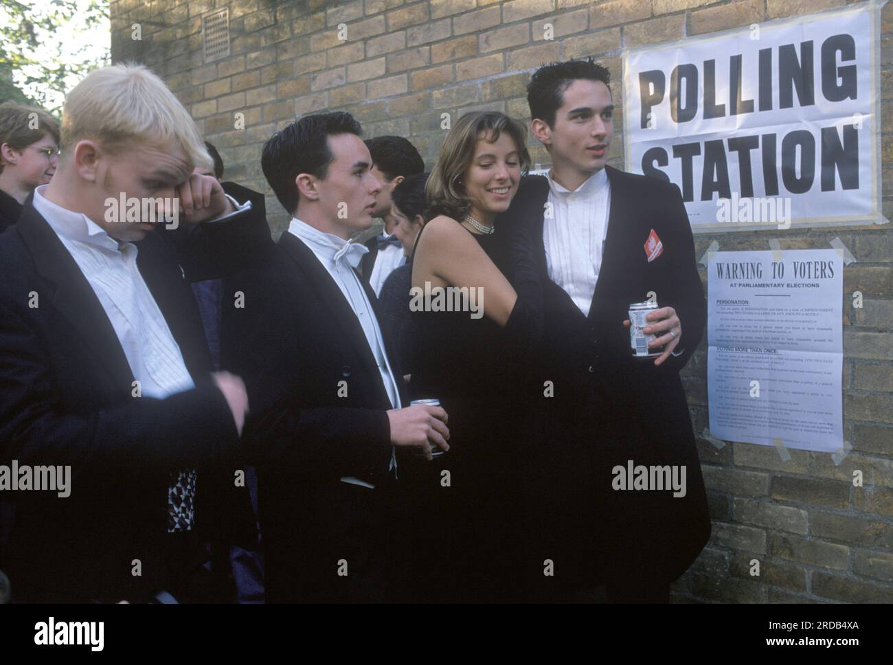 Die Studenten stimmen bei den Parlamentswahlen in den 1990er Jahren ab Ein gehobener Student der Oxford University geht zur Wahlstation im Wahlkreis Oxford West und Abingdon und gibt bei einer Parlamentswahl der Regierung eine Stimme ab. Die Studenten in Black Tie waren die ganze Nacht auf einem Maiball. Oxford, Oxfordshire, England 1. Mai 1997 Vereinigtes Königreich HOMER SYKES Stockfoto