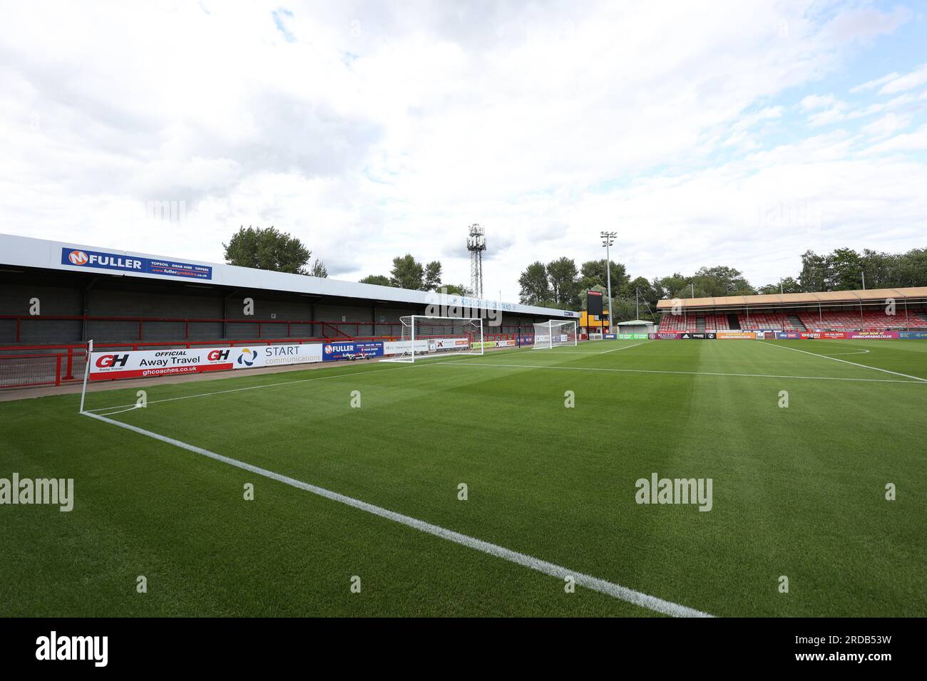 Allgemeiner Blick auf das Broadfield Stadium in Crawley vor dem Vorsaison-Freundschaftsspiel zwischen Crawley Town und Crystal Palace im Broadfield Stadium. 19. Juli 2023 Stockfoto