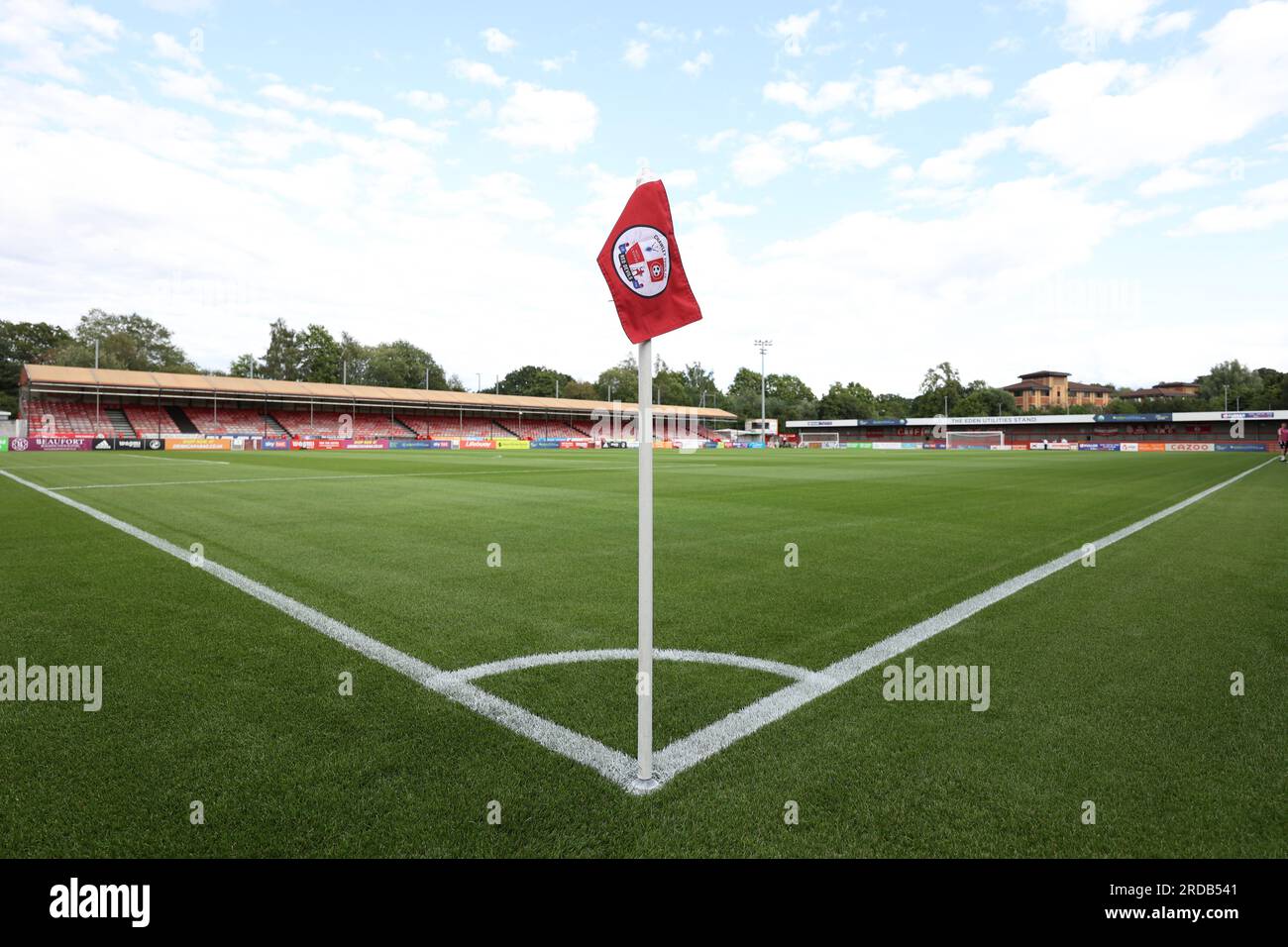 Allgemeiner Blick auf das Broadfield Stadium in Crawley vor dem Vorsaison-Freundschaftsspiel zwischen Crawley Town und Crystal Palace im Broadfield Stadium. 19. Juli 2023 Stockfoto