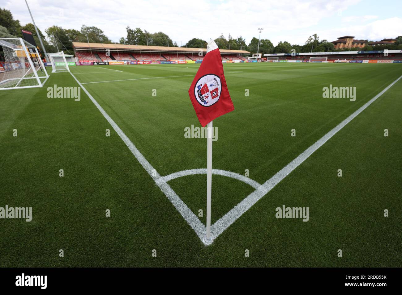 Allgemeiner Blick auf das Broadfield Stadium in Crawley vor dem Vorsaison-Freundschaftsspiel zwischen Crawley Town und Crystal Palace im Broadfield Stadium. 19. Juli 2023 Stockfoto