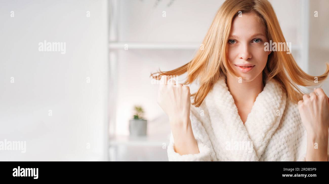 Morgenfrische Haarpflege Frau saubere Gesichtshaut Stockfoto