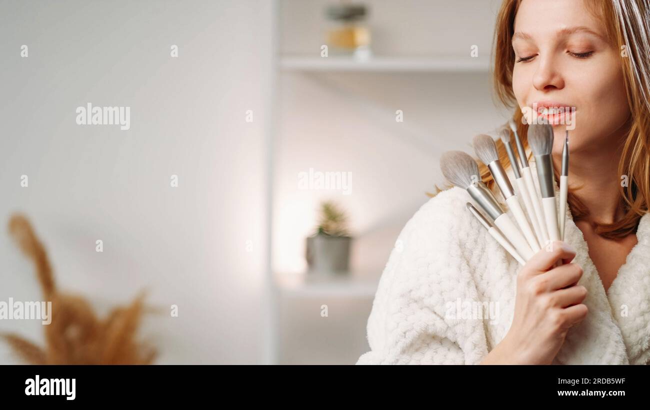 Make-up-Pinsel Kosmetikwerkzeuge Frau strahlendes Gesicht Stockfoto