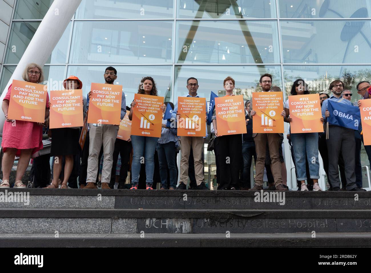 London, Großbritannien. 20. Juli 2023. Auffallend Berater des National Health Service Ärzte pflücken Universitäts-College-Krankenhaus, während sie einen 48-stündigen Streik beginnen, um eine höhere Lohnerhöhung als Inflation zu fordern. Der Streik vom 20. Juli bis zum 22. Juli ist der erste von Beratern seit den 1970er Jahren und wird dazu führen, dass ihre Dienste auf Notfälle reduziert werden. Kredit: Ron Fassbender/Alamy Live News Stockfoto