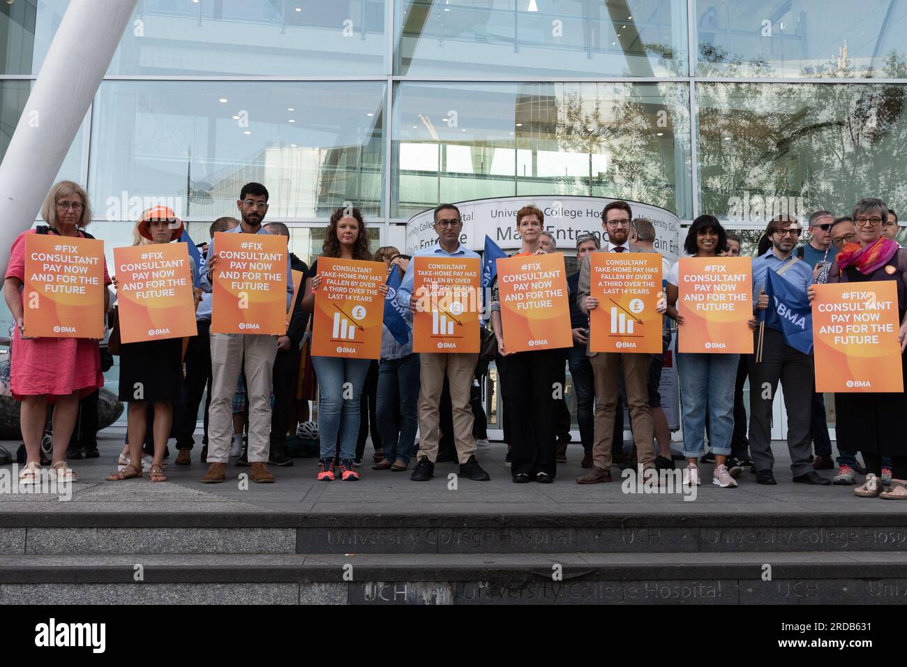 London, Großbritannien. 20. Juli 2023. Auffallend Berater des National Health Service Ärzte pflücken Universitäts-College-Krankenhaus, während sie einen 48-stündigen Streik beginnen, um eine höhere Lohnerhöhung als Inflation zu fordern. Der Streik vom 20. Juli bis zum 22. Juli ist der erste von Beratern seit den 1970er Jahren und wird dazu führen, dass ihre Dienste auf Notfälle reduziert werden. Kredit: Ron Fassbender/Alamy Live News Stockfoto