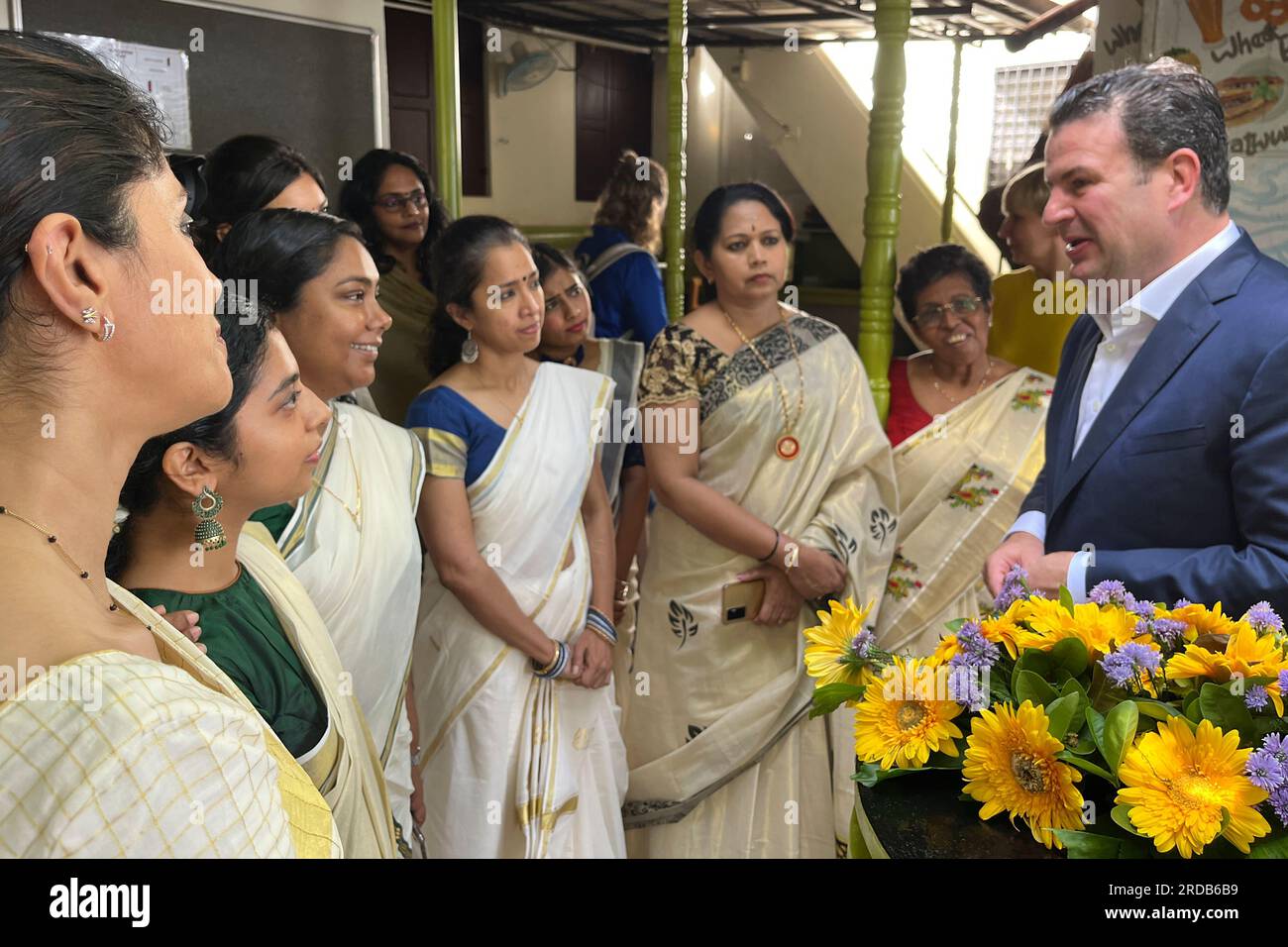 Thiruvananthapuram, Indien. 20. Juli 2023. Hubertus Heil (SPD, r), Bundesminister für Arbeit und Soziales, spricht mit deutschen Lehrern im Goethe-Zentrum. Im Zentrum sind Pflegekräfte auf ihre Auswanderung nach Deutschland vorbereitet und lernen die Sprache. Minister Heil ist in Indien, um Deutschland als attraktives Einwanderungsziel für Fachkräfte zu fördern. Kredit: Christophe Gateau/dpa/Alamy Live News Stockfoto