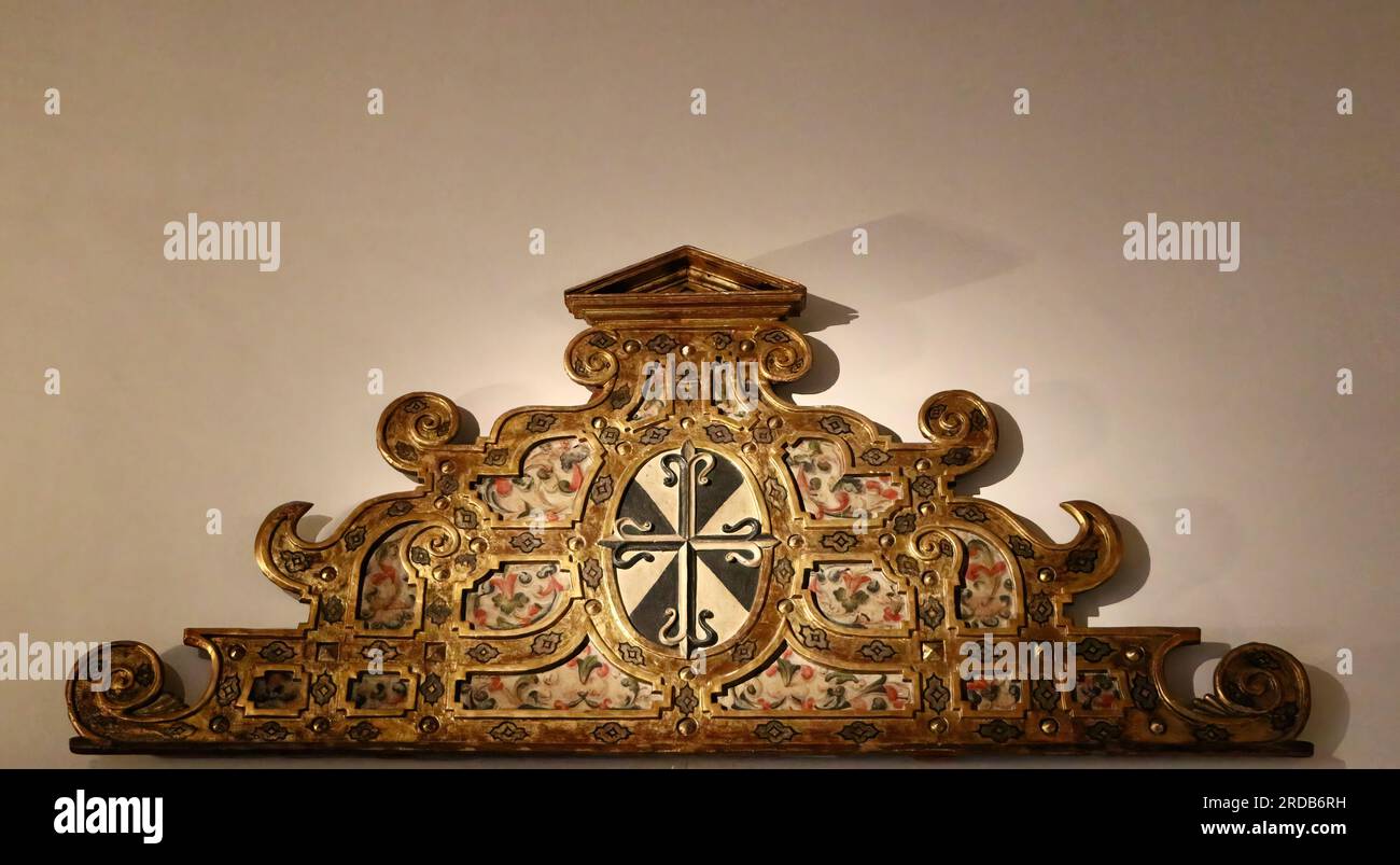 Im Hauptvorraum des Paradors befindet sich ein dreieckiger polychromer barocker Altar aus dem Predigerorden Santiago de Compostela Galicien Spanien Stockfoto