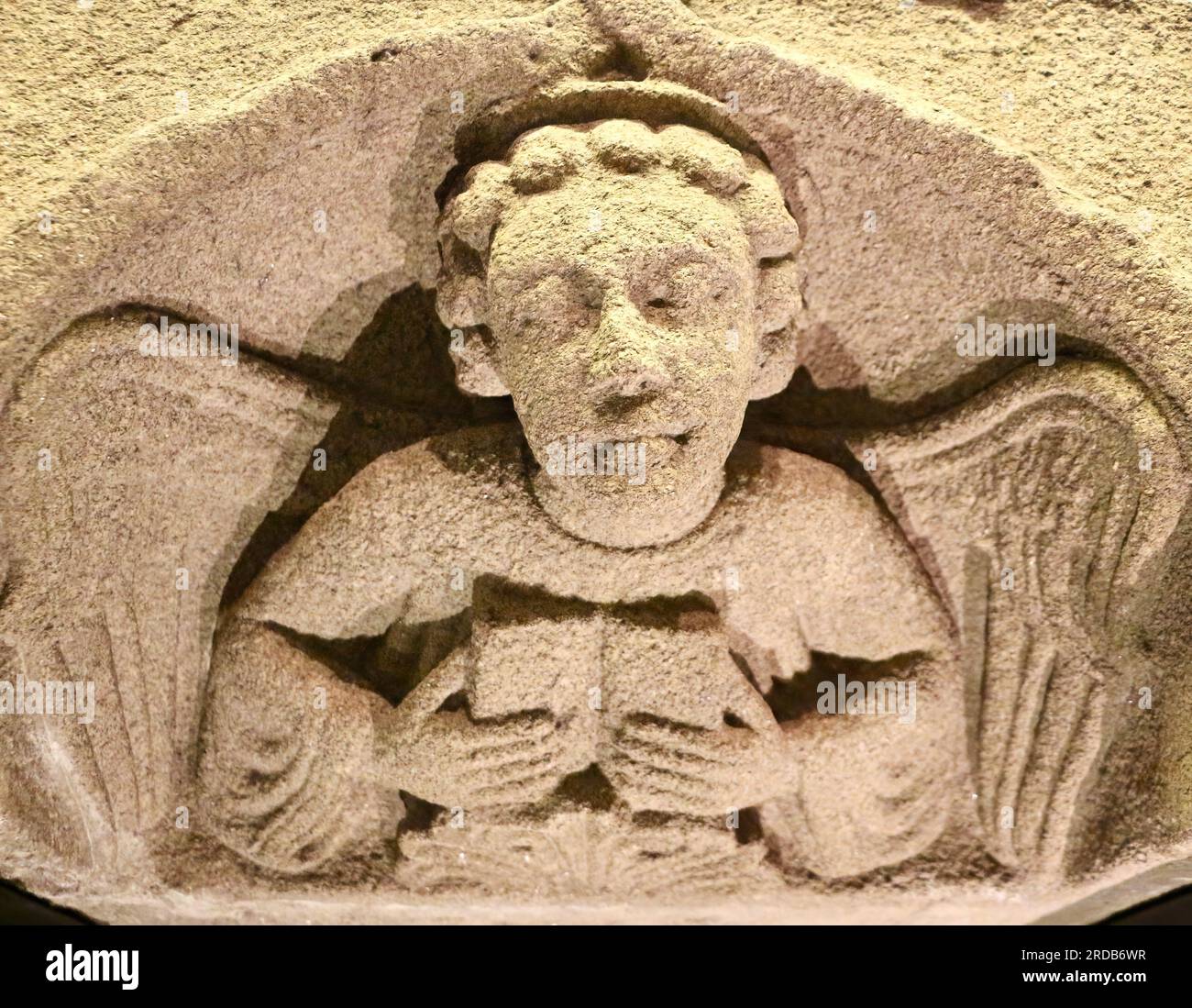 Aus Stein geschnitztes Engelfragment im Gelmirez-Palast-Museum der Kathedrale Santiago de Compostela Galicien Spanien Stockfoto