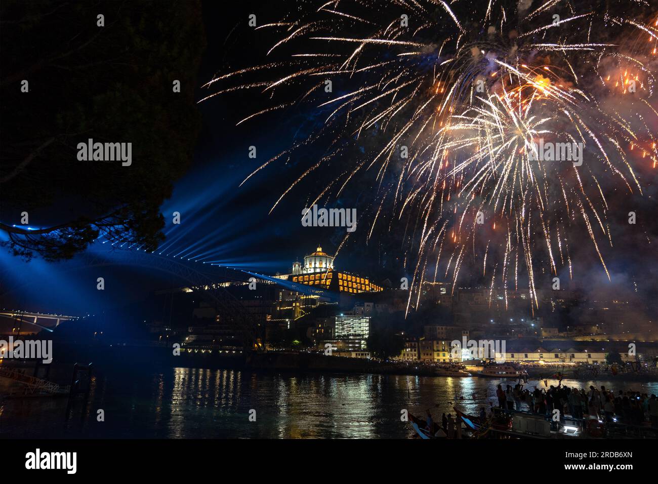 Farbenfrohes schönes Feuerwerk über dem fluss douro in porto portugal auf dem sao joao Festival . Stockfoto