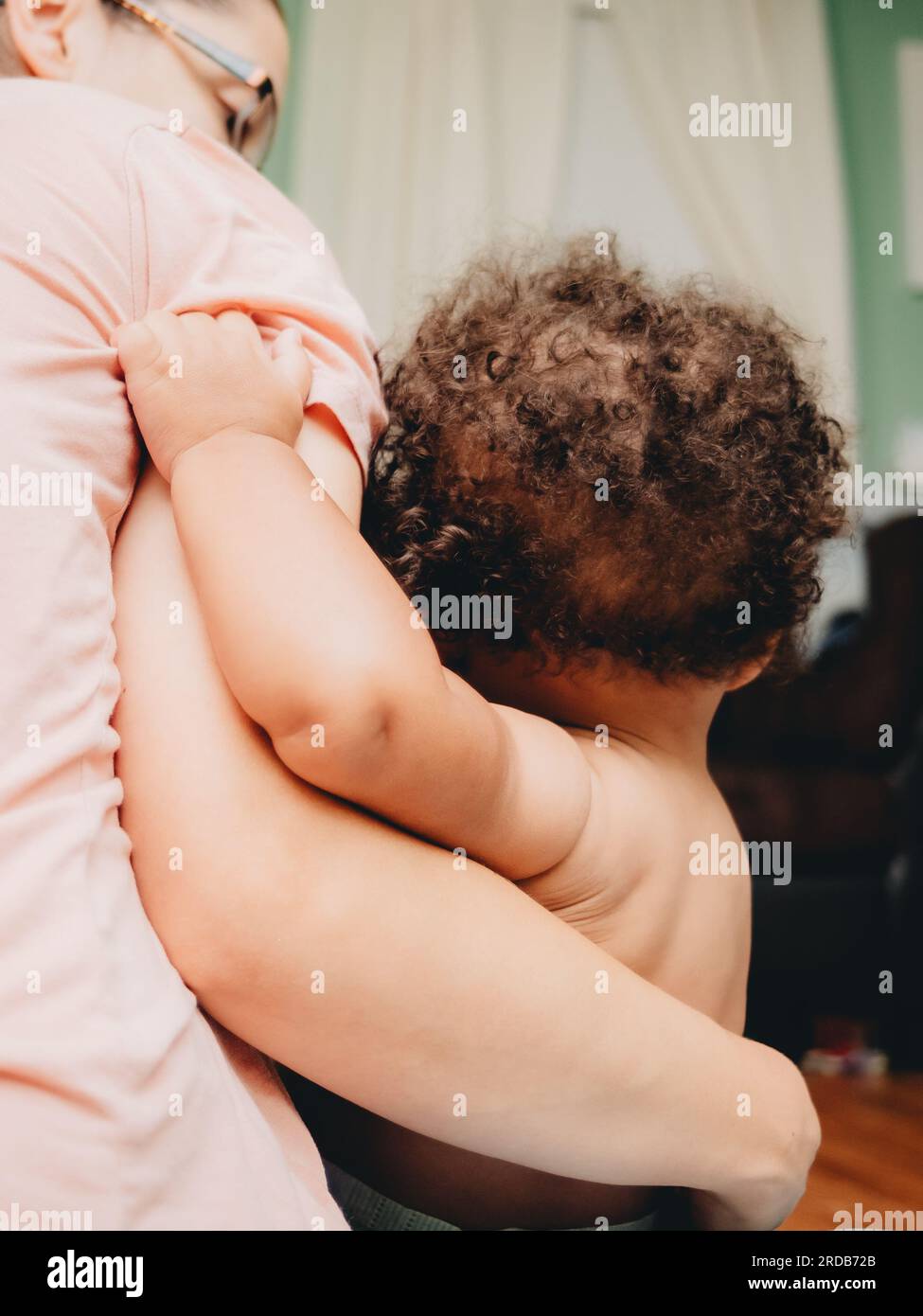 Mutter und vielfältiger Kleinkinder zu Hause, die sich zusammentun Stockfoto